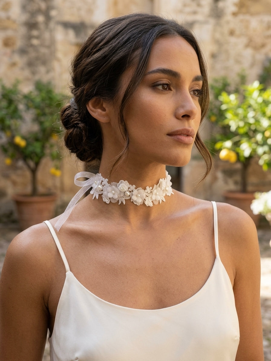 Choker de encaje blanco floral con perlas, colocado en el cuello