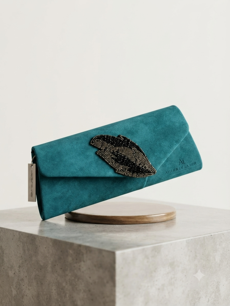 Bolso de ante turquesa con solapa y aplique bordado tipo ojo, vista lateral