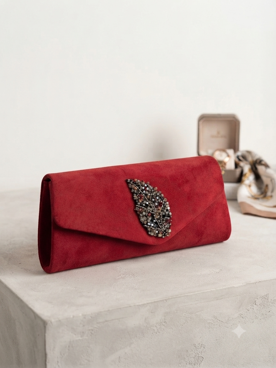 Bolso Madrid rojo sobre base clara con solapa y pedrería oval en el centro