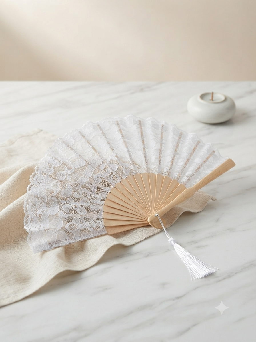 Abanico blanco con encaje de encaje, varillas de madera y borla colgante blanca.