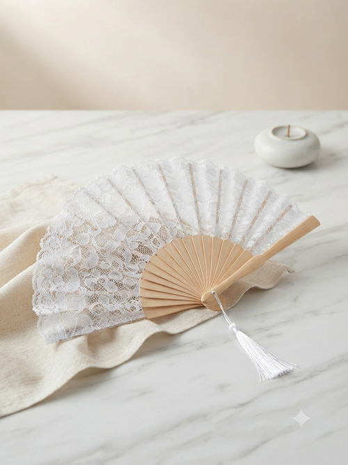 Abanico blanco con encaje de encaje, varillas de madera y borla colgante blanca.