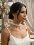 Choker Lumière de encaje blanco en el cuello de una mujer