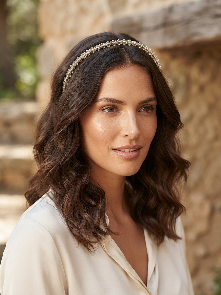 Diadema de novia plateada con pedrería, puesta en modelo de cabello castaño