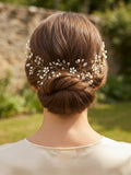 Tiara de novia Kalinda con flores metálicas y pedrería, en un moño recogido