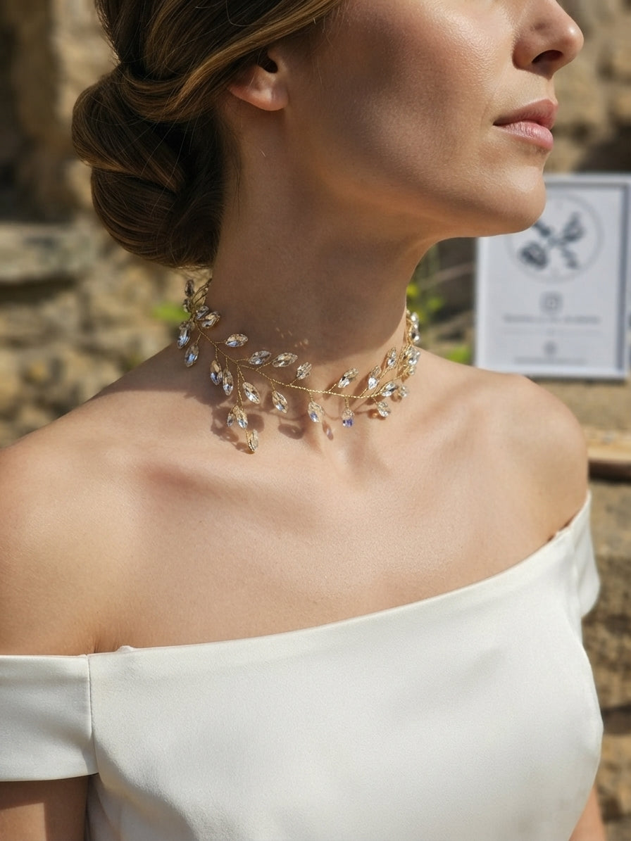 Choker de gotas de cristal transparentes, usado alrededor del cuello