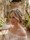Tiara Denissa plateada con flores y pedrería en la cabeza, usada con vestido blanco
