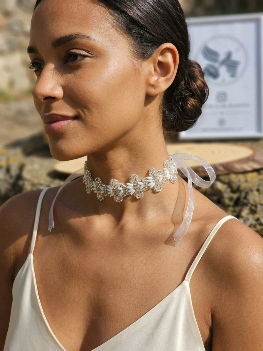 Gargantilla de pedrería con cuentas blancas y cintas transparentes en el cuello
