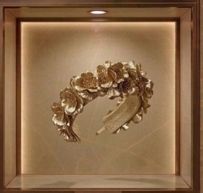 Diadema dorada con flores, aro decorado en forma de corona