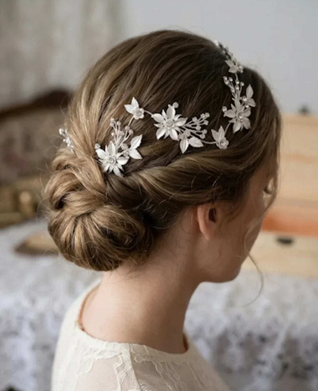 Tiara plateada con flores tipo margarita, ajustada al cabello recogido