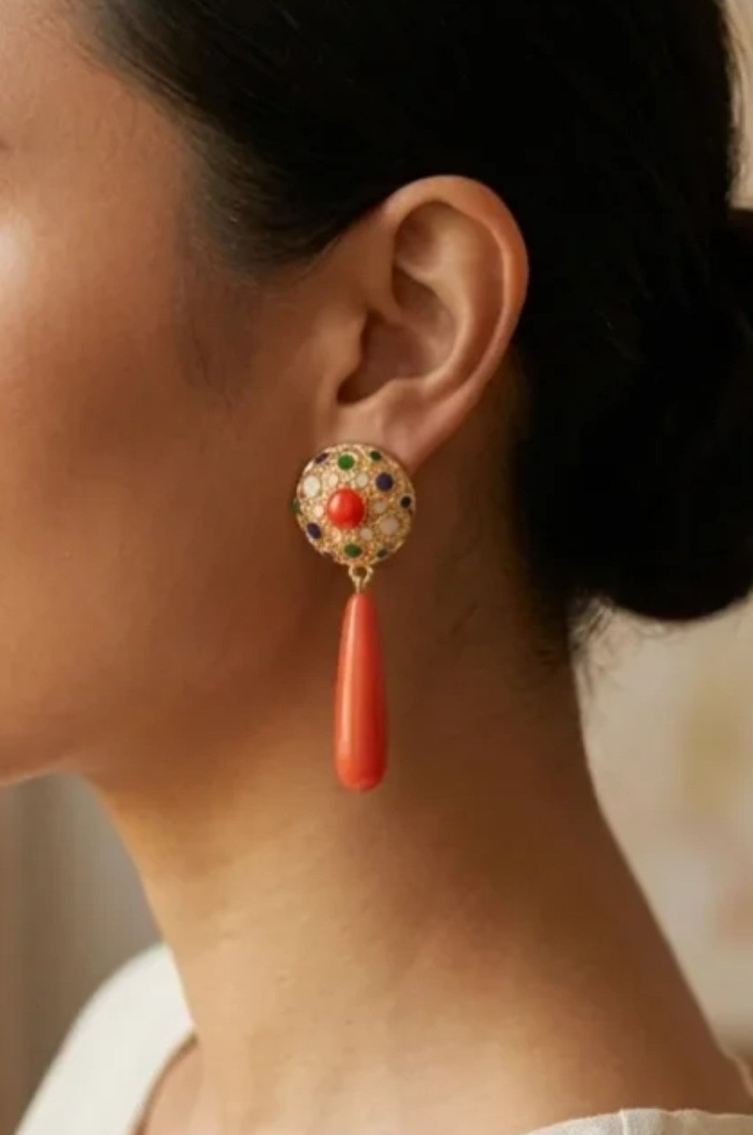 Pendientes Sergey en la oreja: círculo multicolor dorado con colgante rojo