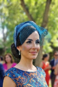 Diadema Águeda de malla azul con tocado tipo gorro y adorno frontal